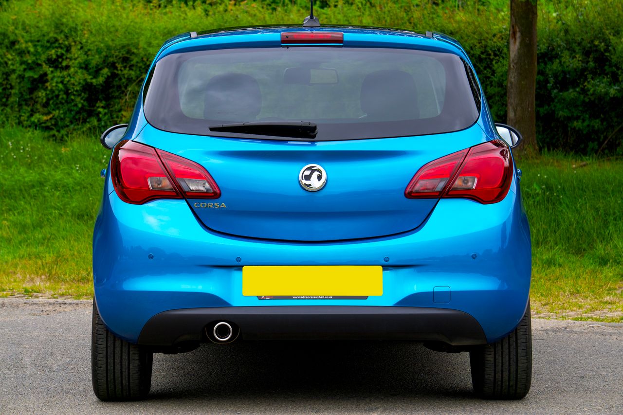 Hatchback azul para un plan de autofinanciamiento de auto nuevo